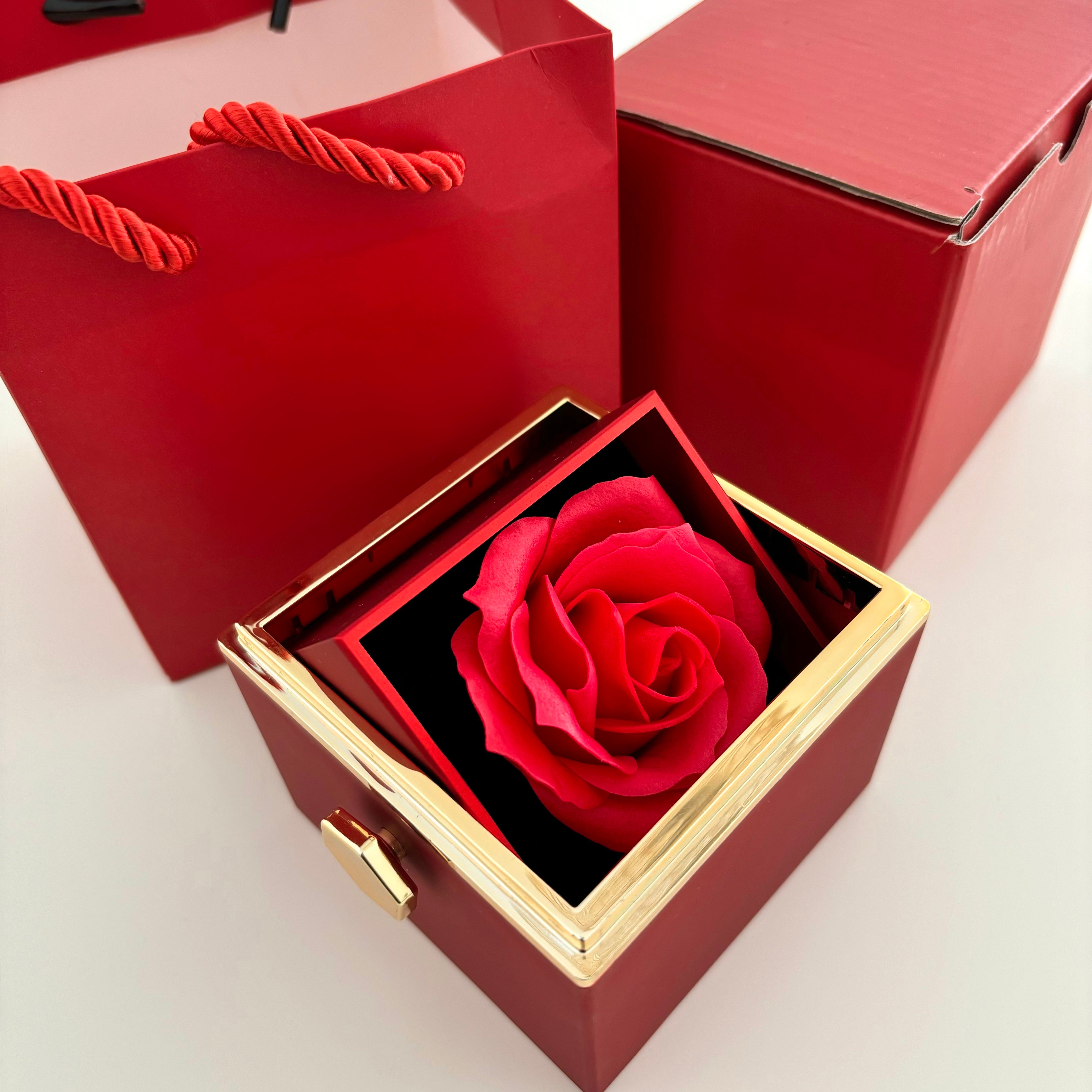 Ewige Rosenbox – mit Initiale und Rosenring