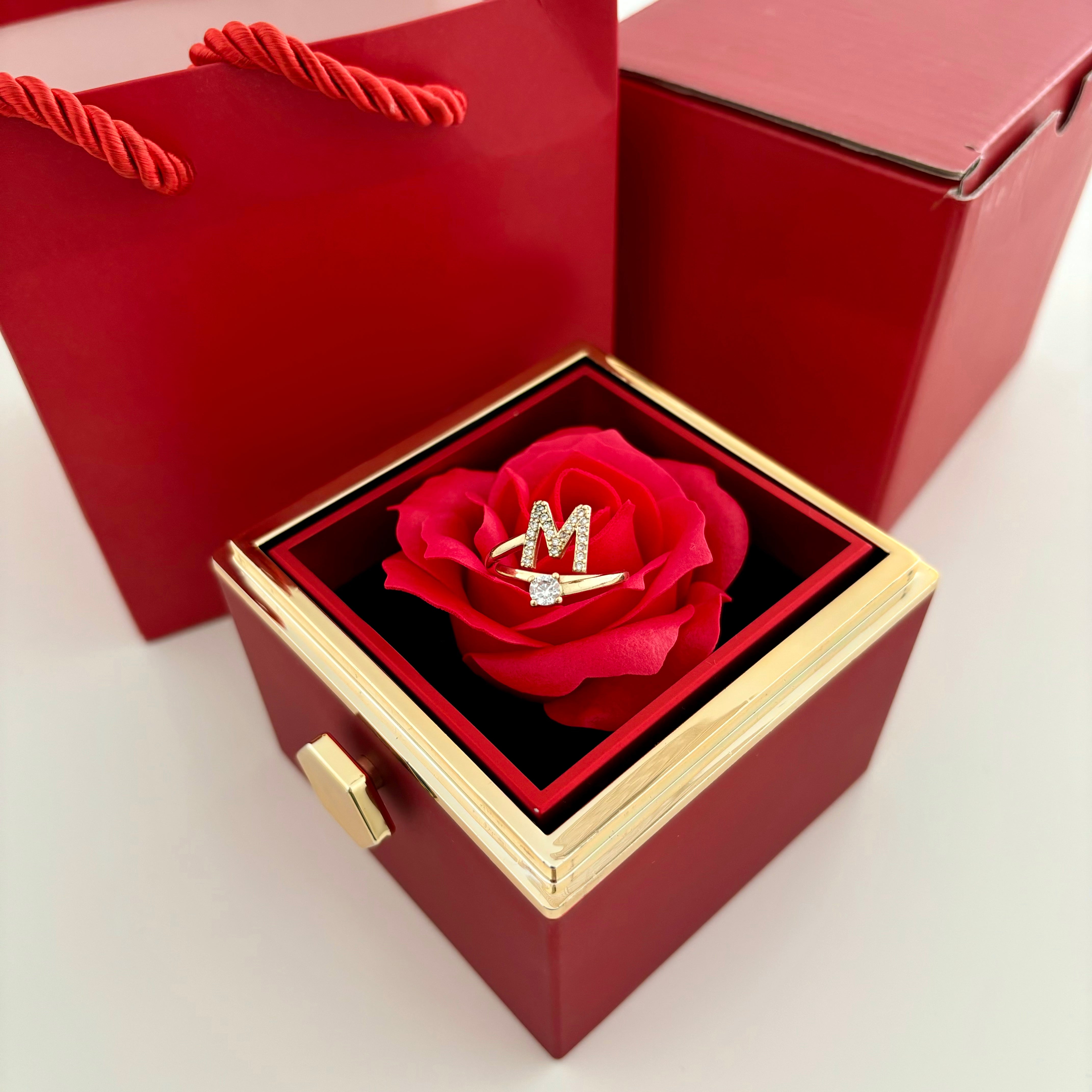 Ewige Rosenbox – mit Initiale und Rosenring