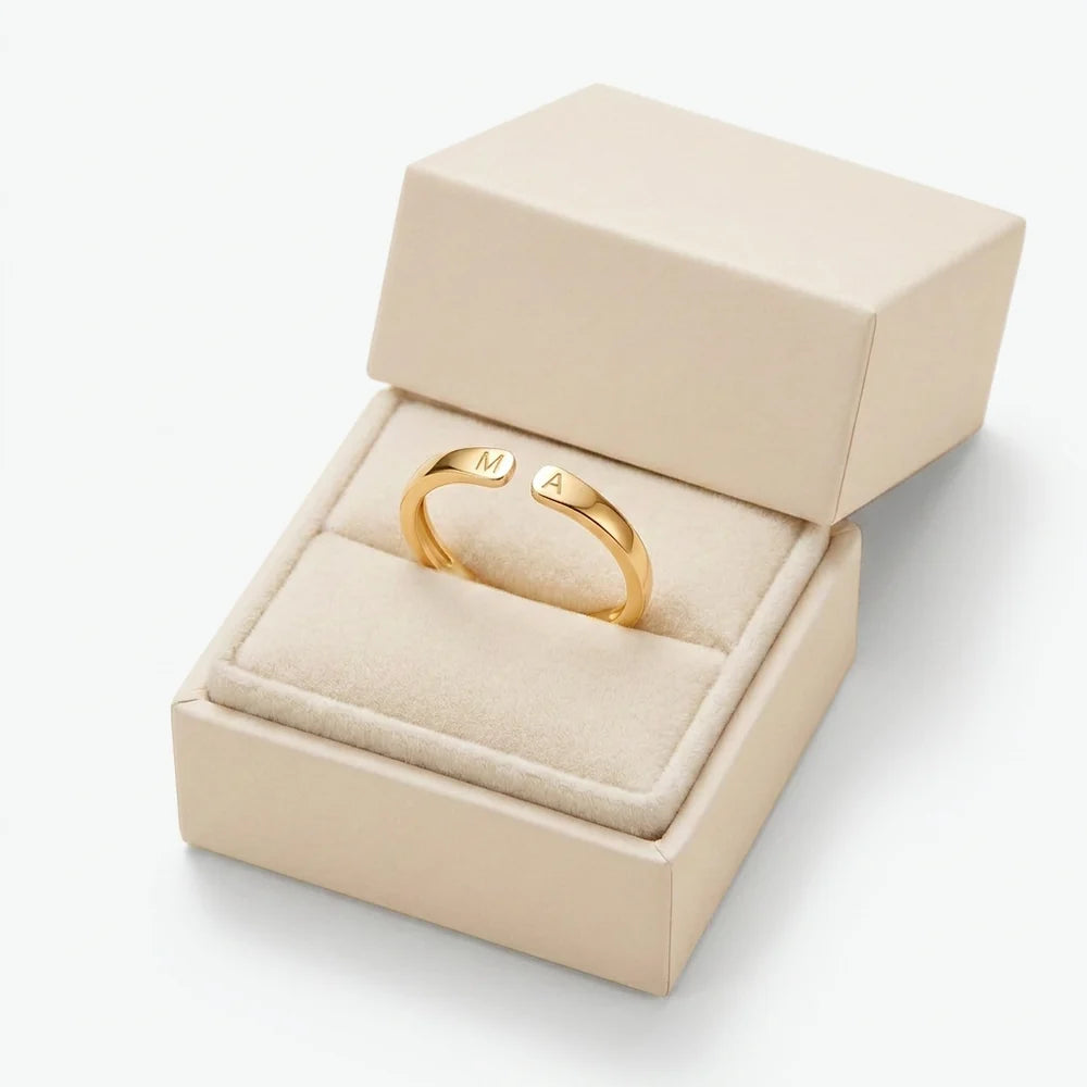 La bague dans son écrin en velours